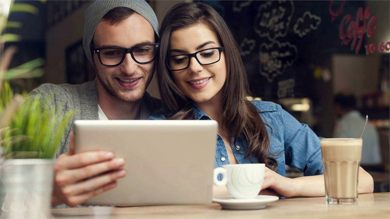 Парень и девушка с ноутбуком