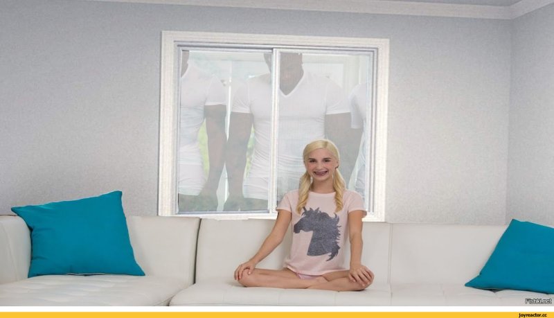 Пайпер Перри на диване