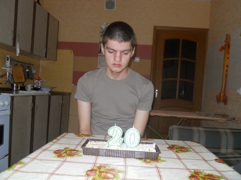 Чел празднует день рождения в одиночестве