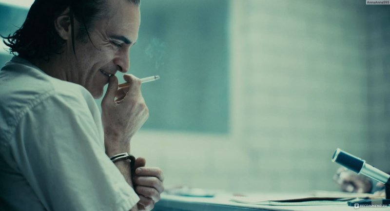 Джокер Хоакин Феникс с сигаретой