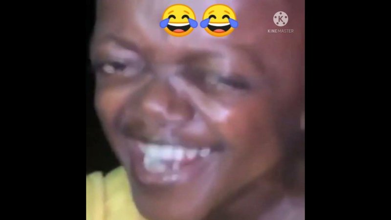 Маленький негр улыбается