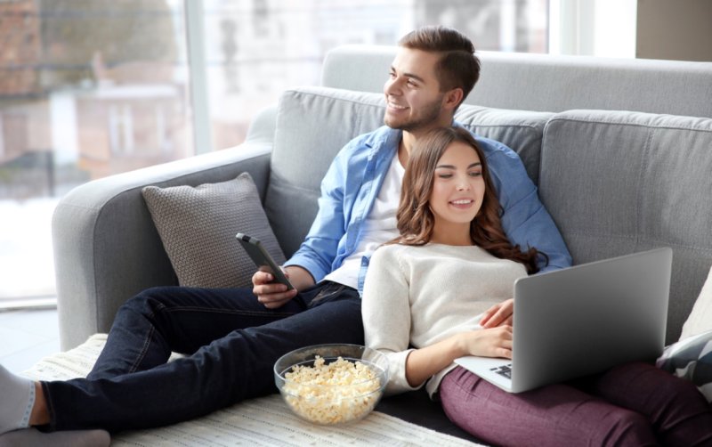 Женщина на диване с ноутбуком