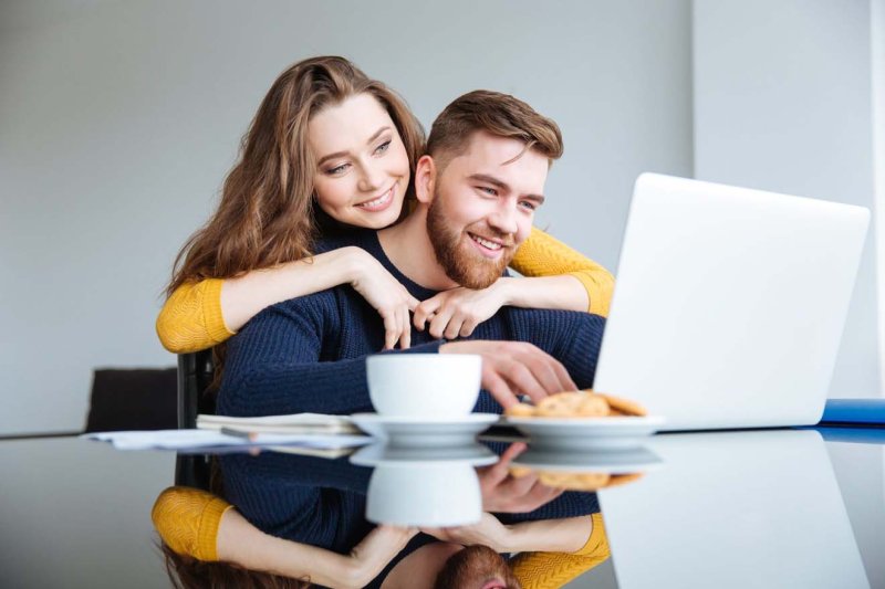 Пара с ноутбуком